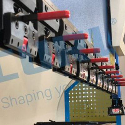 Máy Chấn CNC Với Hệ Thống Delem DA58